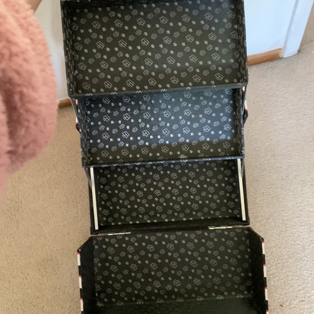 Makeup Container - Picture 3 of 4